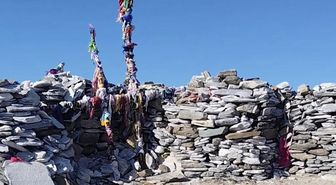 Sarıkız Türbesi'ne bayrak asmak için Kaz Dağları'na tırmandılar
