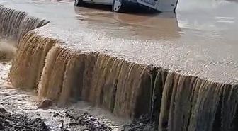 Tokat'ta Kelkit Çayı taştı, araç çöken yolda mahsur kaldı