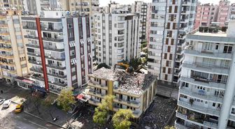 Adana'da depremde hasar gören mahkemelik binalarda yıkım başladı