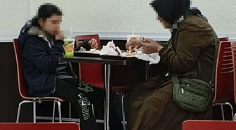 Anne ve kızına ayrımcılık yapan hamburgerciye çifte şok