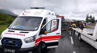 Beyşehir'de devrilen minibüsün sürücüsü yaralandı