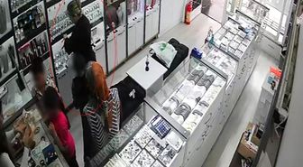 Birini satın aldı, diğerini çaldı: O anlar kamerada