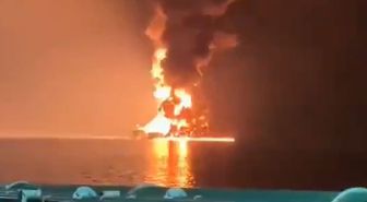 İran'ın BAE'ye ait petrol tankerini vurduğu anlar kamerada