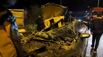 Kilis'te tıra çarpan otomobilde 2 yaralı