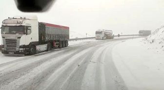 Kop Geçidi'nde kar ve tipi ulaşımı zorlaştırdı