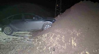Önlem alınmadan yola dökülen toprak yığını gece karanlığında kazaya neden oldu