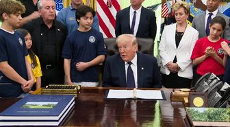 Trump'tan yanındaki çocuklara 'İran' mesajı