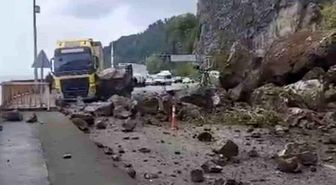 Artvin'de Sarp Sınır Kapısı yolunda heyelan