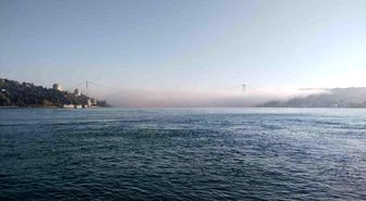 İstanbul Boğazı'nda yoğun sis etkili oldu, köprü neredeyse kayboldu