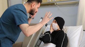 35 Haftalık Hamile Kadına Eş Zamanlı Sezaryen ve Beyin Cerrahisi Operasyonu