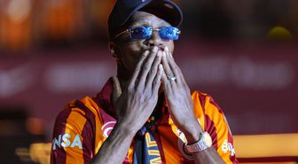Wilfried Zaha beklenen imzayı atıyor