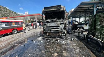 Akaryakıt istasyonunda mazot yüklü tanker alev aldı; 3 araç yandı