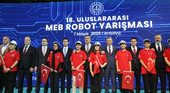 Bakan Tekin, Antalya'da robot yarışmasına katıldı