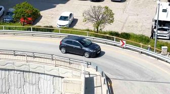 Kaçtı, park etti, polisi karşısında buldu: Dron her anını kaydetti