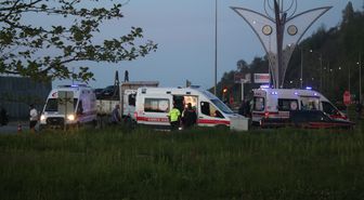 Rize'de otomobil kamyona çarptı; 1'i bebek, 6 yaralı