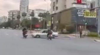 Otomobil ile 2 motosikletin çarpıştığı kaza kask kamerasında