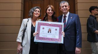 Özgür Özel'in kızı cübbeyi giydi