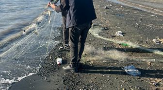 Van Gölü'ne atılan 200 metre uzatma ağında yakalanan 100 kilo canlı balık, tekrar suya bırakıldı