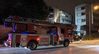 Zeytinburnu'nda 4 katlı iş merkezinin çatısında yangın