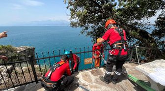 Antalya'da 40 metrelik falezlerde temizlik operasyonu