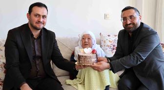 Cumhuriyet'le yaşıt Nazife nineye Anneler Günü sürprizi
