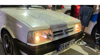 Alkol alıp şampiyonluk kutlamasına çıktı, park halindeki 2 otomobile çarpıp kaçtı