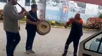 Düzce'de akaryakıt istasyonunda renkli görüntüler: Klarnetçi ve davulcu çaldı, pompacı oynadı