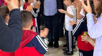 Emekliye ayrılan 43 yıllık öğretmen gözyaşlarıyla veda etti