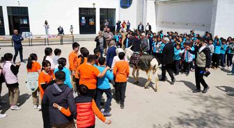 'Eşekli Dostoyevski' Erzincan'da öğrencilere kitap dağıttı