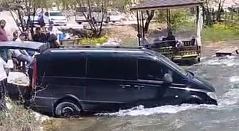 Freni boşalınca çaya giren minibüs traktör yardımıyla kurtarıldı