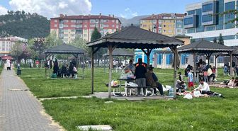 Havaların ısınması ile aileler parklara akın etti