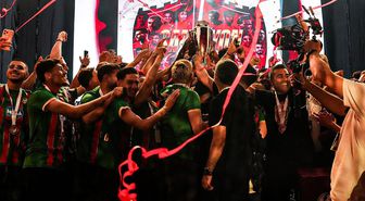 Süper Lig'e yükselen Amedspor şampiyonluk kupasını ''Diren ha'' şarkısı eşliğinde kaldırdı