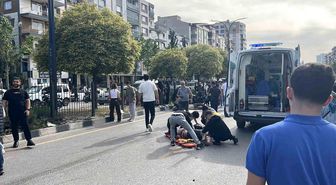 Üst geçitteki asansörde kurtarma çalışması yapılırken iki motosiklet çarpıştı: 2 yaralı