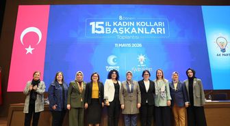 AK Parti Kadın Kolları Toplantısı'nda yeni üyelere rozetleri takıldı