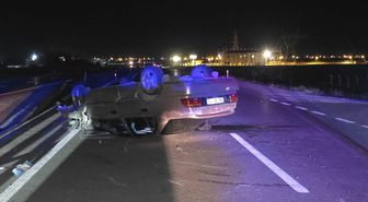Aksaray'da beton mikserine çarpan otomobilin sürücüsü ağır yaralandı