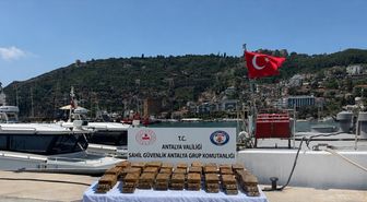 Alanya'da sahile vuran paketten 40 kilogram esrar çıktı