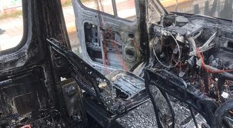 Diyarbakır'da seyir halindeyken alev alan minibüs tamamen yandı