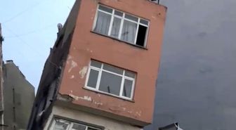 Erdek'te inşaat kazısı sırasında temeli zarar gören 2 katlı bina yıkıldı