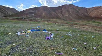 Gökkuşağı Tepeleri'nde çöp tepkisi: Doğaseverler alanı temizledi