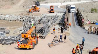 Hakkari-Van kara yolundaki alternatif güzergahta ikinci panel köprünün kurulumuna başlandı
