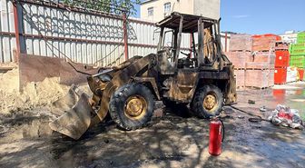 Küçükçekmece'de park halindeyken yanan iş makinesi kullanılamaz hale geldi
