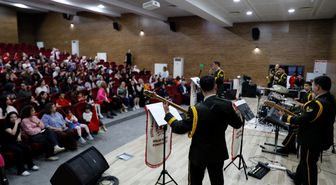 Samsun'da yurtta kalan kız öğrencilere askeri bando konser verdi
