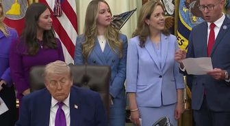 Trump, Oval Ofis’teki etkinlik sırasında uyukladı