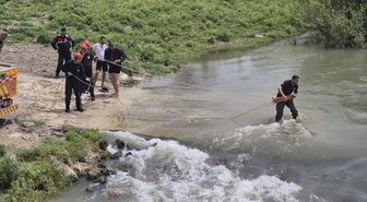 Adana'da nehirden geçmeye çalıştıkları kamyonda mahsur kalan 2 kişiyi itfaiye kurtardı