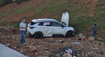 Bingöl'de kontrolden çıkarak yamaca çarpan otomobildeki 6 kişi yaralandı