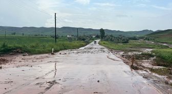 Çorum'da derenin taşması nedeniyle Sungurlu-Çankırı yolunda ulaşım aksadı