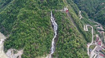 Giresun'da 190 metre yükseklikten tahliye edilen suyun oluşturduğu şelale ilgi görüyor