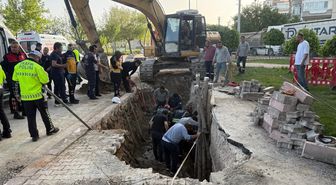 Göçük altında kalan 2 kardeş işçi yaralandı