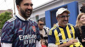 Hamdi Ulukaya Fenerbahçe forması giydi, New York sokaklarında top oynadı