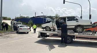 Kastamonu'da iki otomobil kavşak içerisinde çarpıştı: 8 yaralı